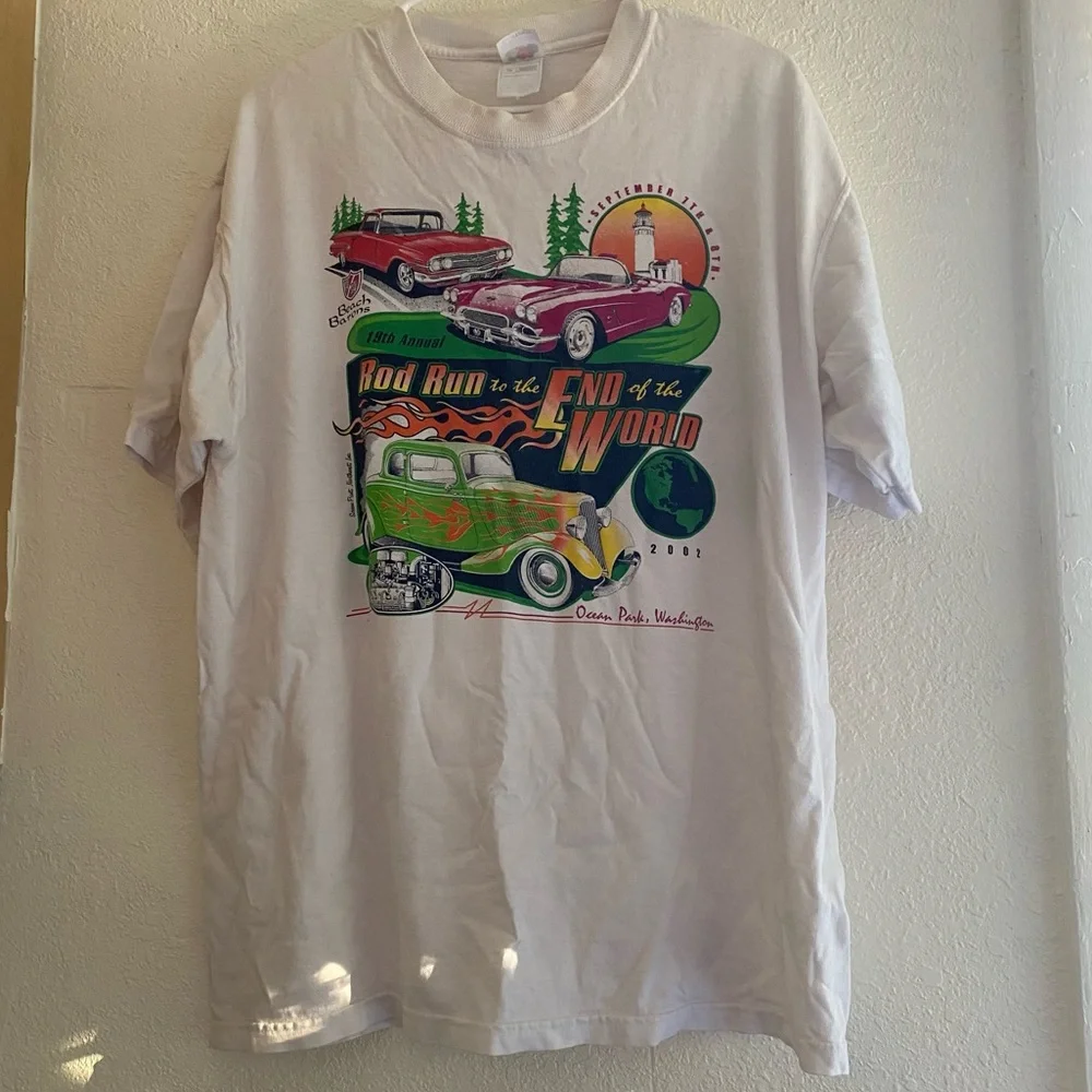 Graphic T-shirt - Picture 1 of 13